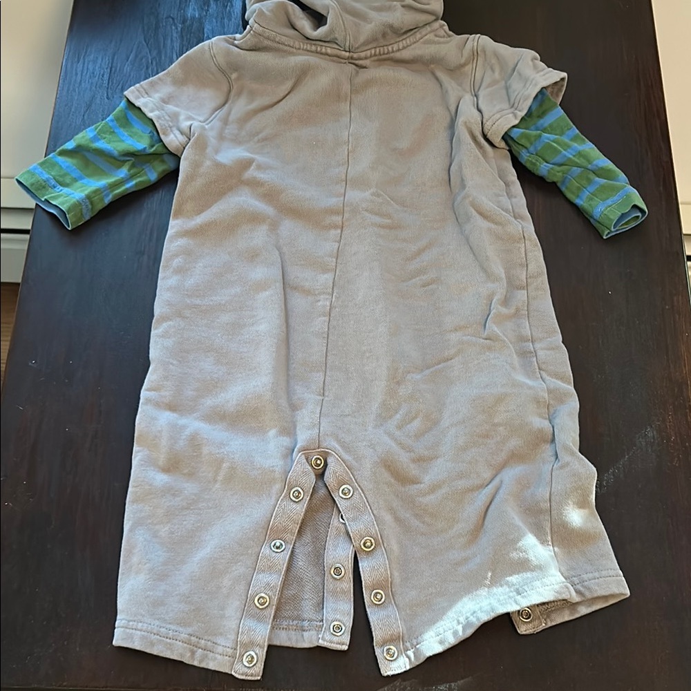 Hanna Andersson Gray Hooded Baby Romper with Dinosaur Design - Picture 7 of 7